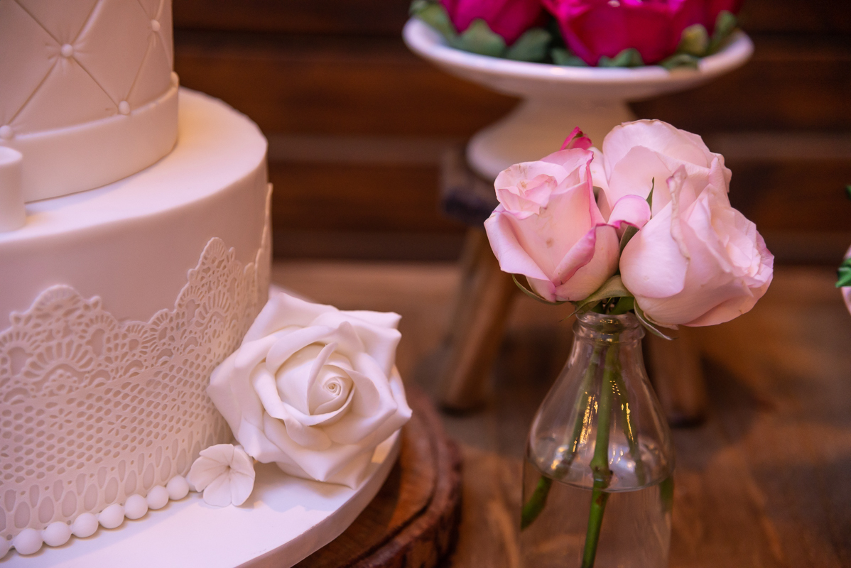 Detalhes bolo branco de casamento plissado com flores brancas em recepção em churrascaria na Barra/Rj