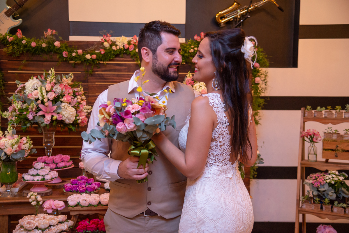 Noivo segurando buquê em fotos posadas do casamento em na churrascaria Baby Beef-Barra