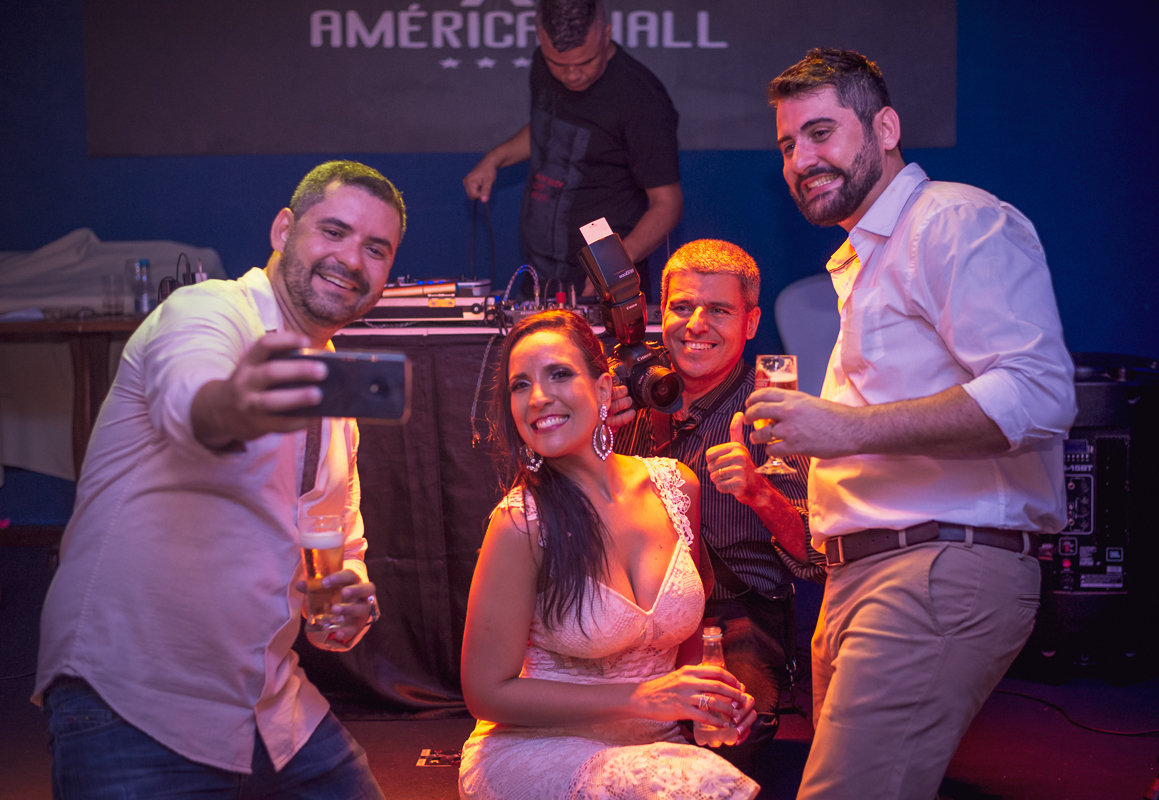 selfie com os noivos e o fotógrafo no casamento na churrascaria baby beef