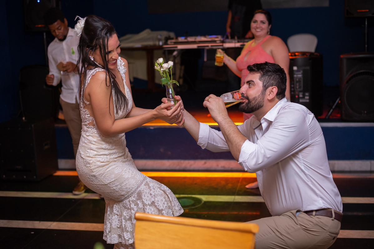 noivo oferecendo um flor para sua amada em brincadeira na pista de dança na churrascaria baby-beef