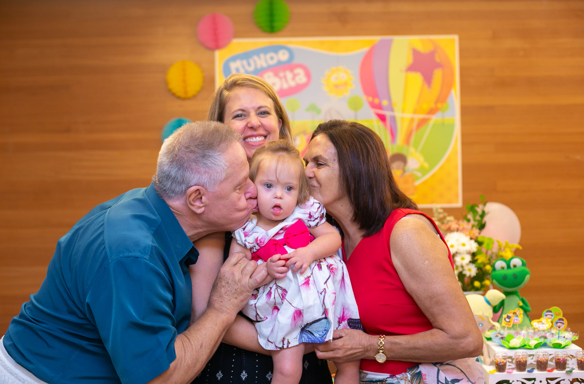 Avós beijando netinha em festa de aniversário Mundo Bita para menia/RJ
