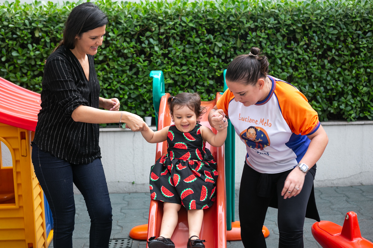 Brincadeiras com crianças escorrega festa infantil mundo bita/RH