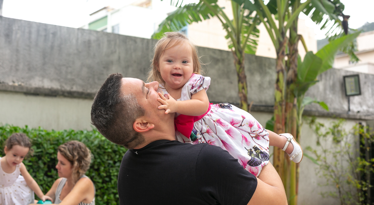 Fotografia afetiva momento pai e filha em festa de 2 anos da  Clara em condomínio-Reserva de Laranjeiras