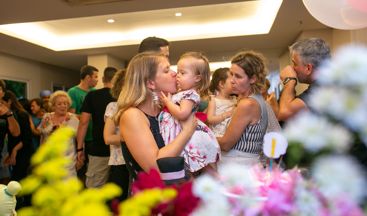 Carinho e afeto mãe e filha em festa de  2 anos tema mundo bita