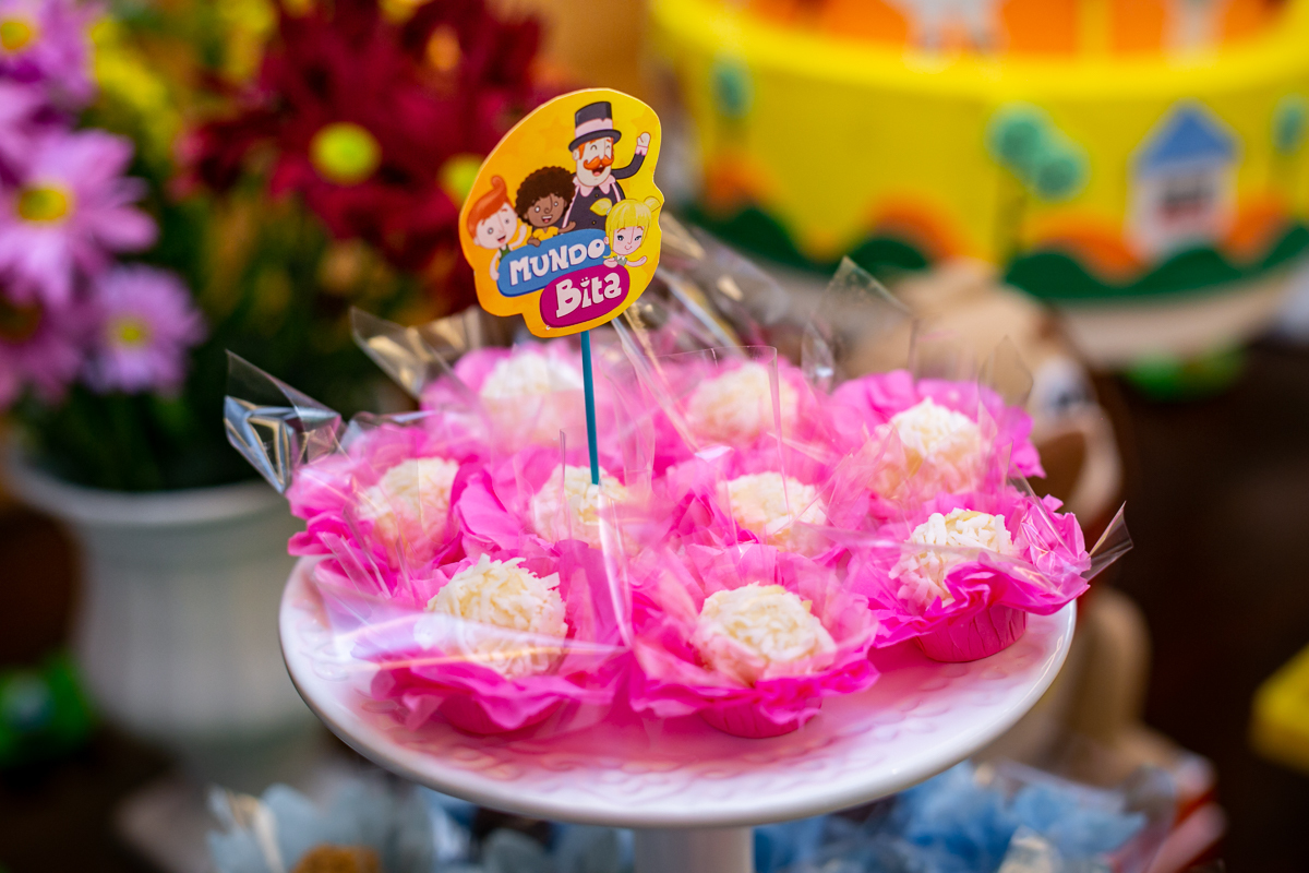 Docinhos na mesa decoração festa Mundo Bita/RJ