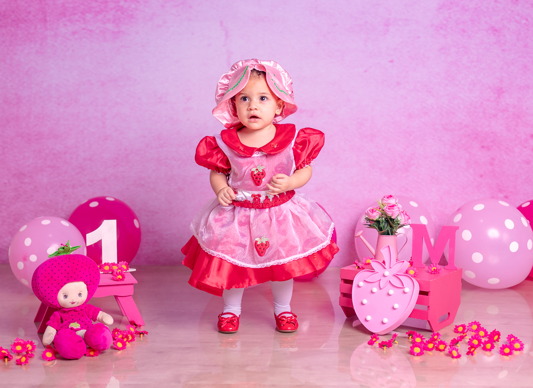 Book fotográfico infantil fotos em estúdio RJ com tema moranguinho