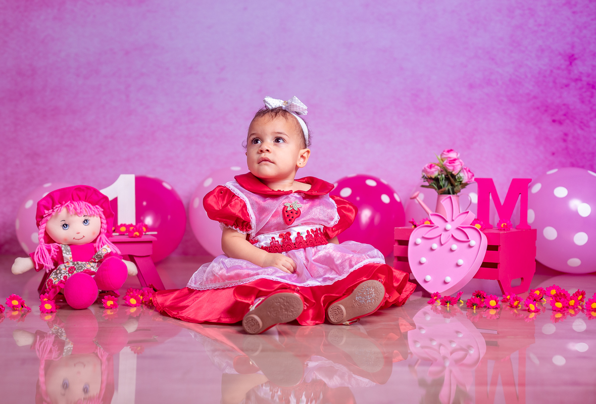 Ensaio pré-aniversário de 1 ano  temático a Moranguinho Manuella