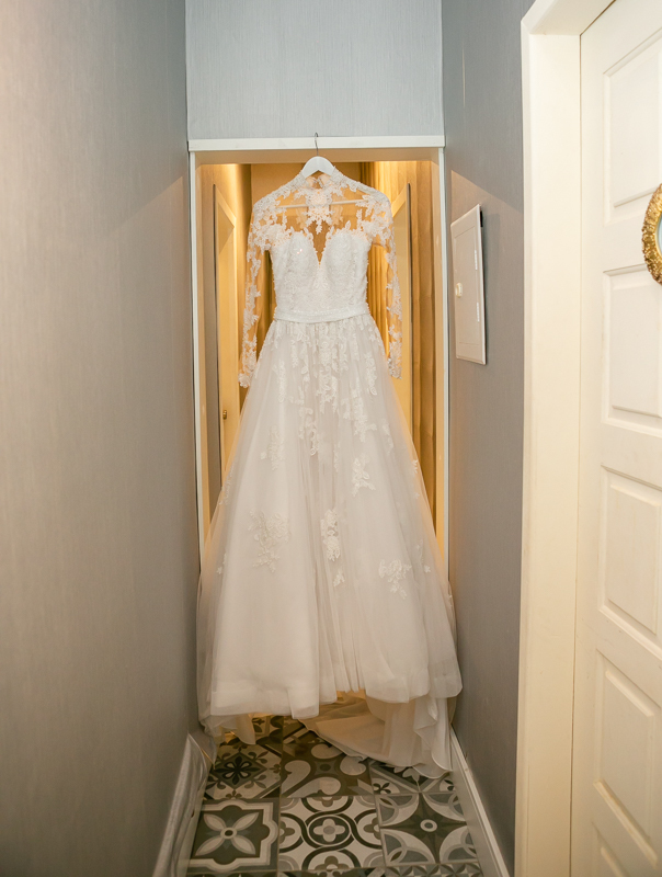 Vestido de noiva pendurado em Making-of na suíte da casa de festas Bistrô 160
