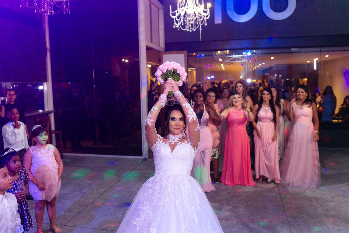 hora de jogar o buquê na festa de casamento no Bistrô 160