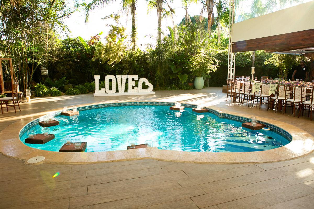 Detalhes piscina de coração toda decorada no Bistô 160-Campo Grande 