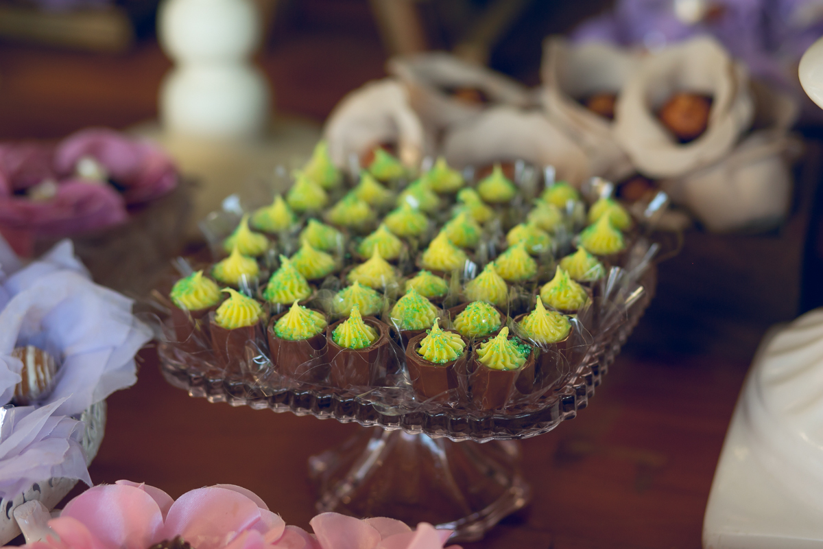 Copinhos de chocolate com  em mesa decorada em casamento no bistrô 160