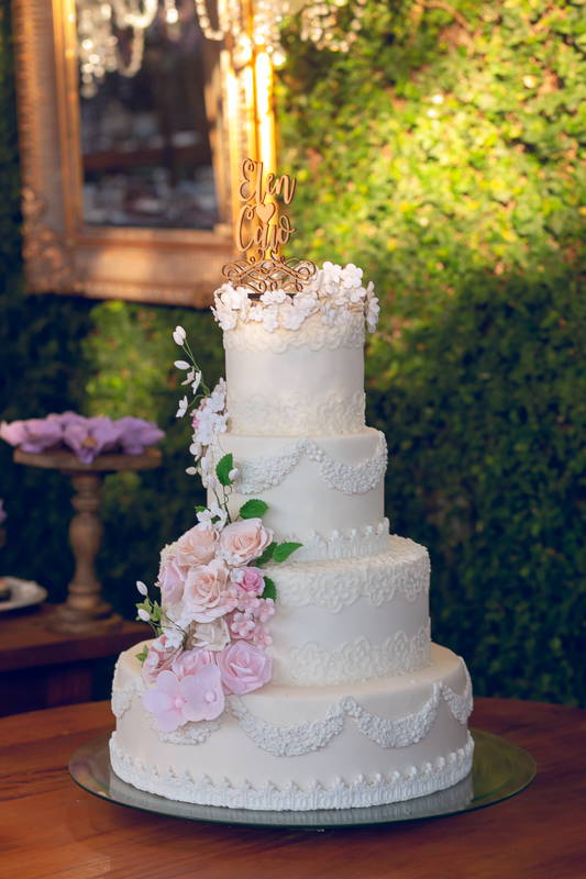 Bolo branco rendado de casamento com flores naturais/J