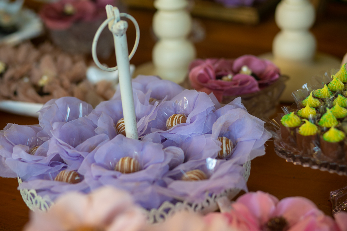 forminhas de docinhos em forma de flores com bombom em mesa rústica em decoração na casa de festa Bistrô 160-Campo Grande RJ