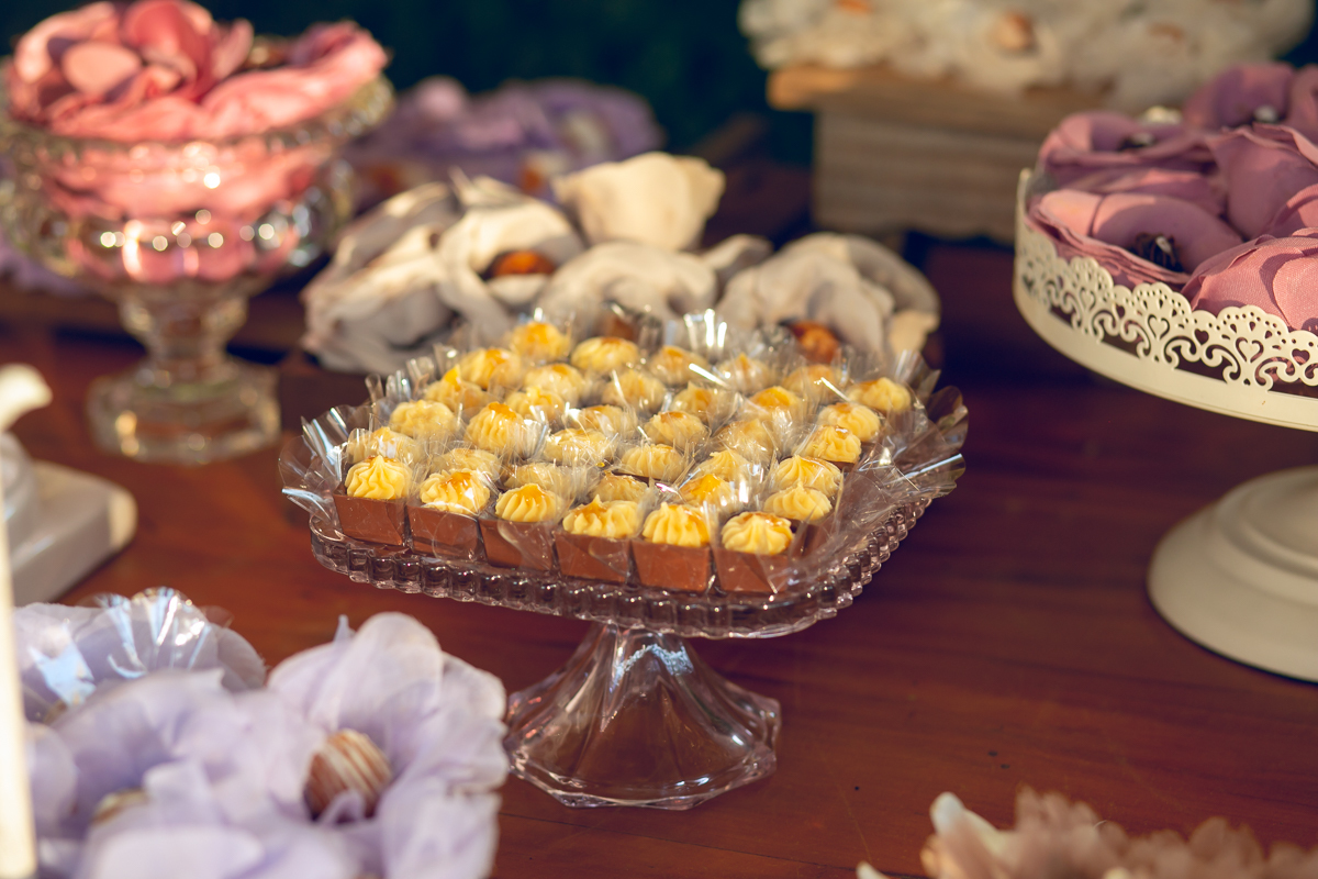 detalhes docinhos em mesa decorada em salão de festas bistrô 160-Campo Grande-RJ