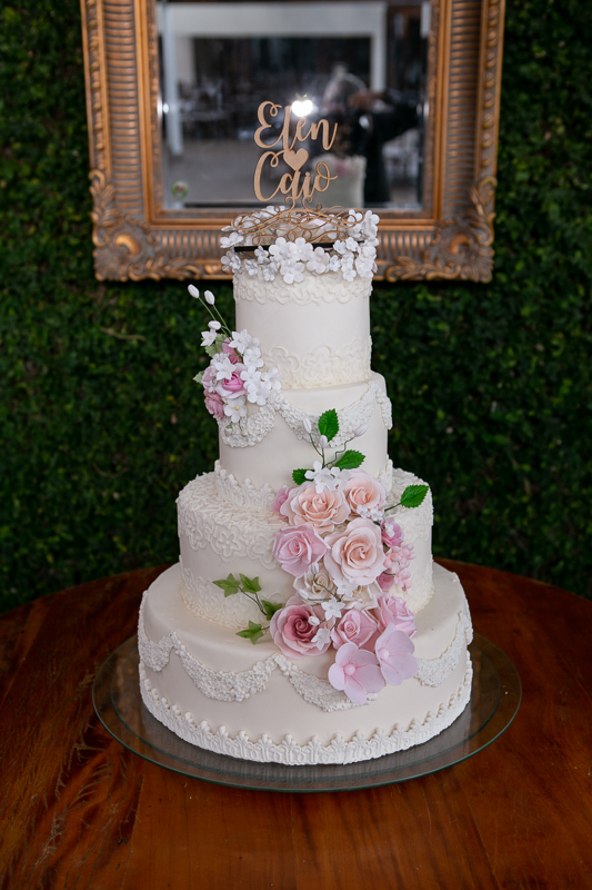 Bolo de casamento tradicional com flores naturais em casa de festas bistrô 160/Campo Grande Rj