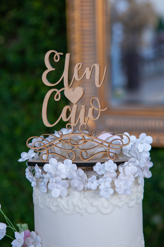 Top de bolo casamento de madeira com corte a laser nome dos noivos em casamento Caio e Elen em casa de festas Bistrô 160-Campo Grande-RJ