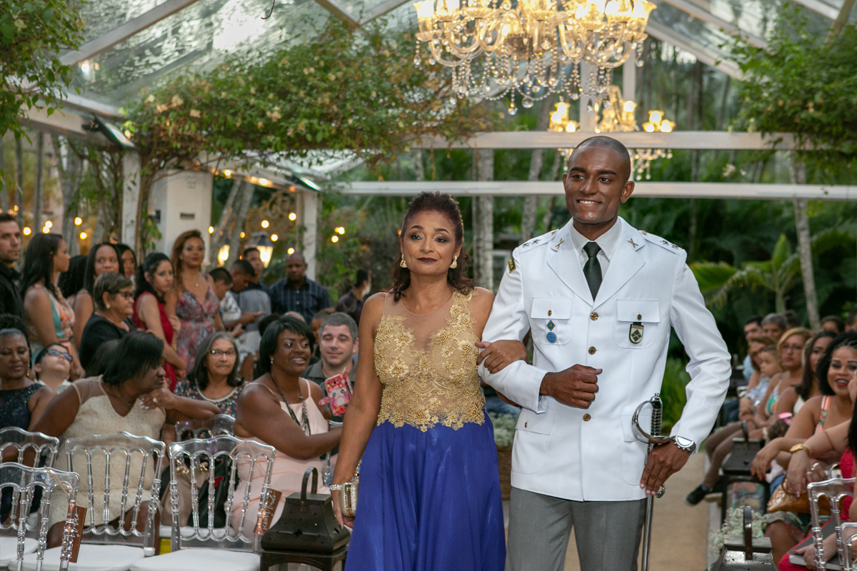 Entrada de emoção noivo junto com sua mãe a caminha do altar em casa bistrô 160