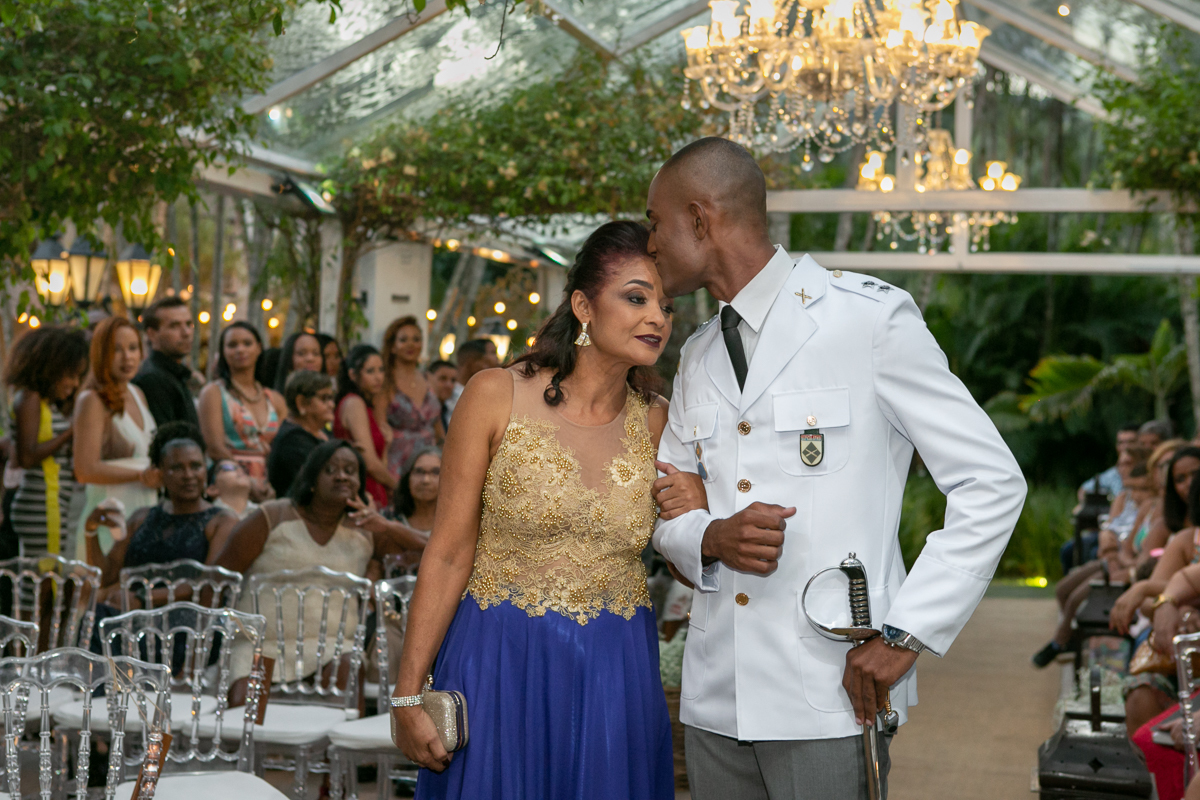 noivo dá um beijo  em testa da sua mãe antes de subir no altar