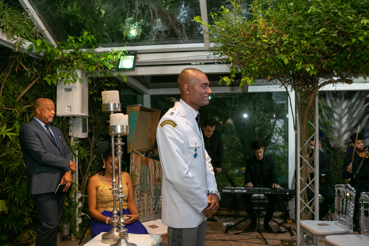 noivo aguardando sua amada noiva chegar no altar em casa de festa bistrô 160