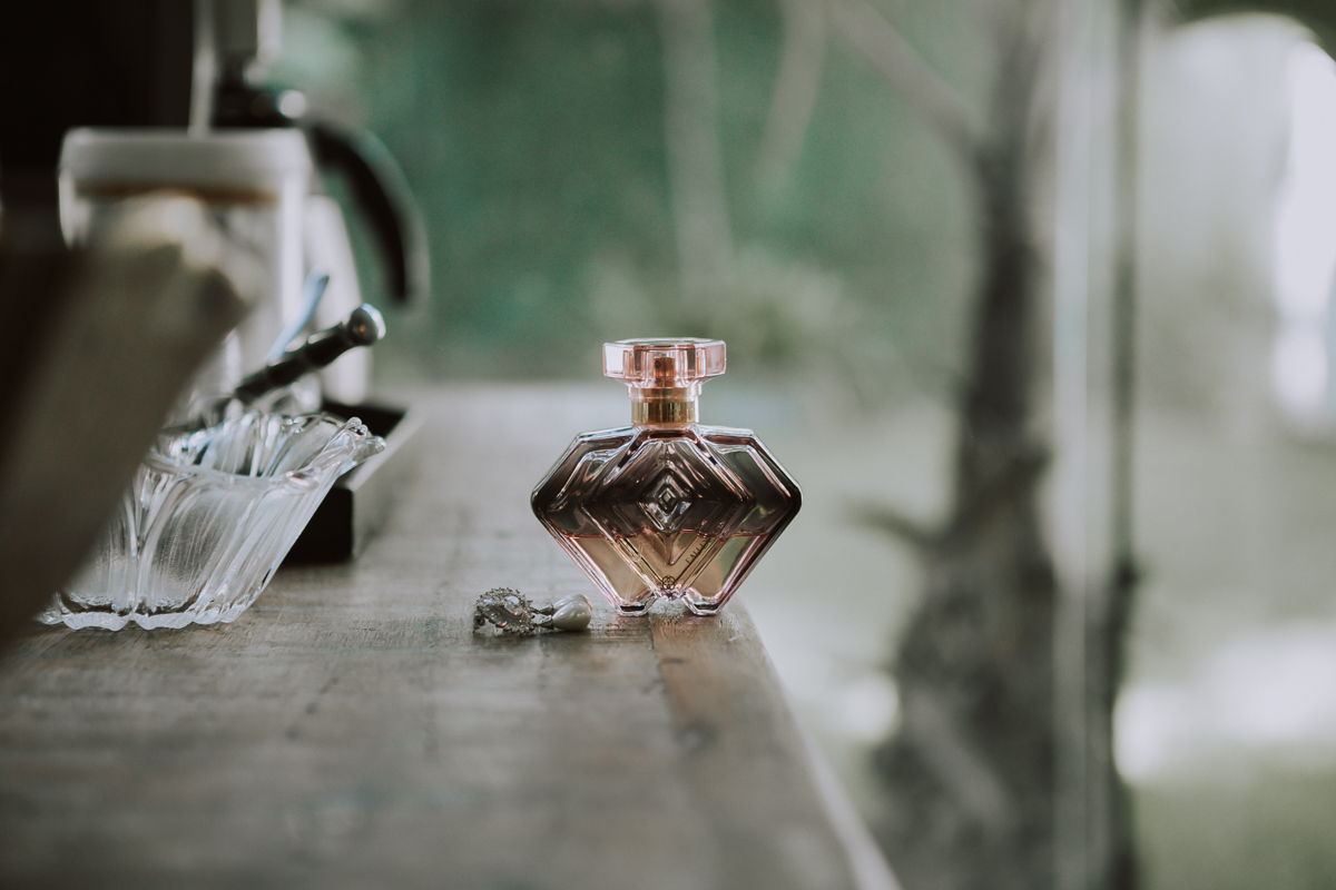 Detalhes perfume e brinco noivo em making-of na suitê  da casa de festas bistrô 160-Campo Grande/RJ