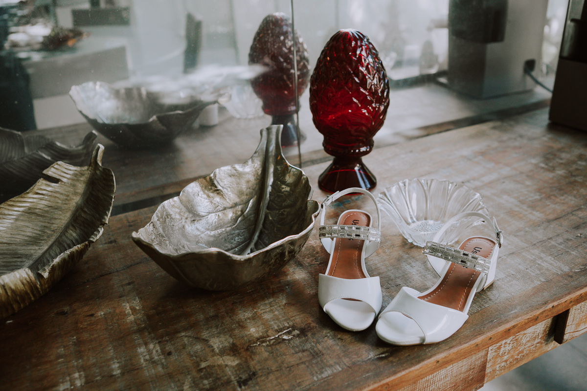 Sapato noiva em detalhe no making-of na casa de festas bistrô 160-Campo