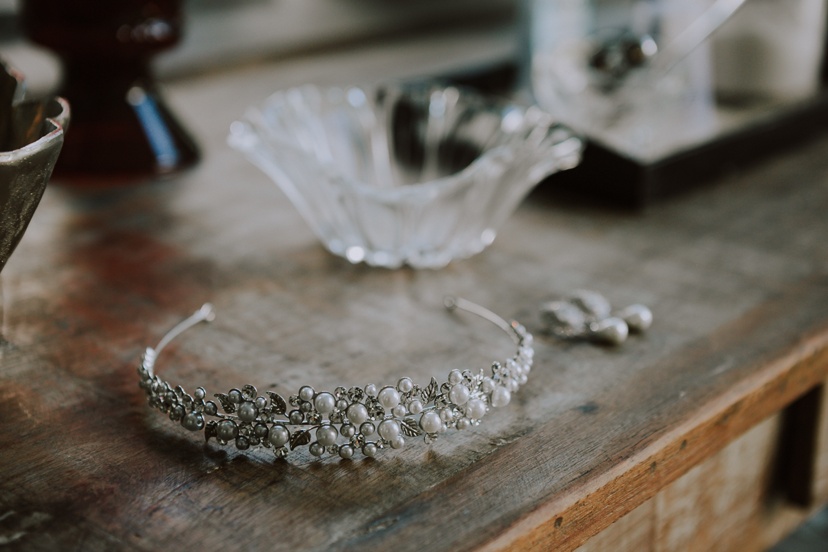 Detalhes coroa noiva em pérolas em Making-of casa de festas Bistrô 160