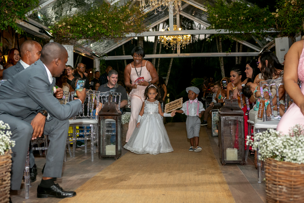 Entrada da daminha e pajem antes da entrada da noiva em Bistrô 160-campo grande-RJ