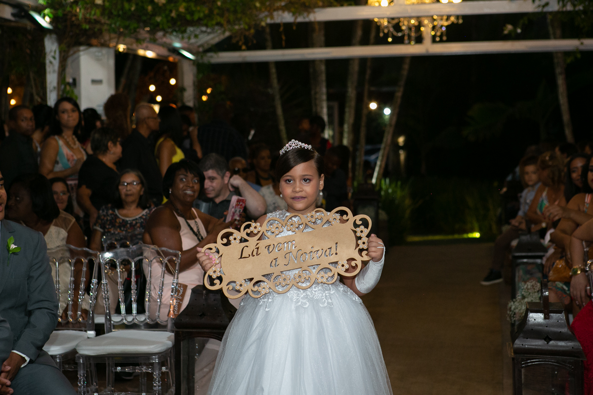 Daminha com plaquinha lá vem a noiva em Bistrô 160