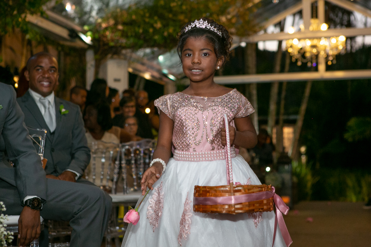 Daminha jogando pétalas na passagem da noiva em Bistrô 160