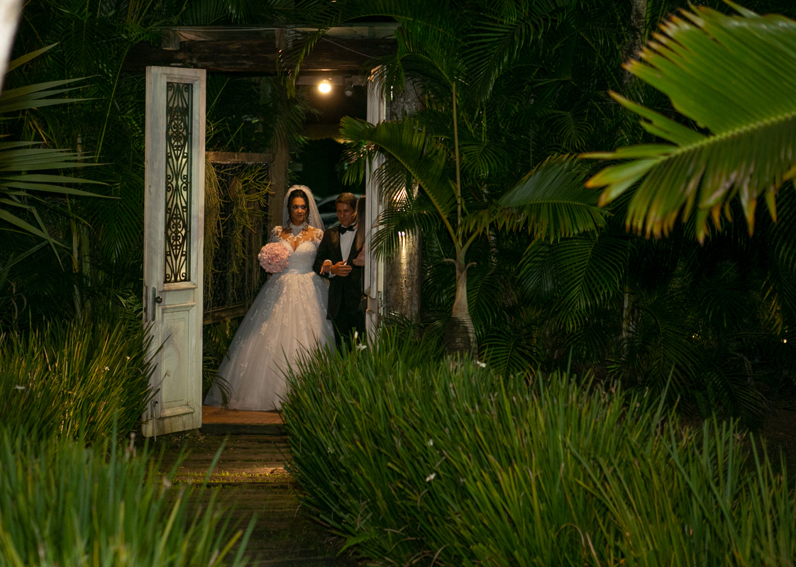 Entrada da noiva pelo jardim de inverno na casa de festas bistrô 160