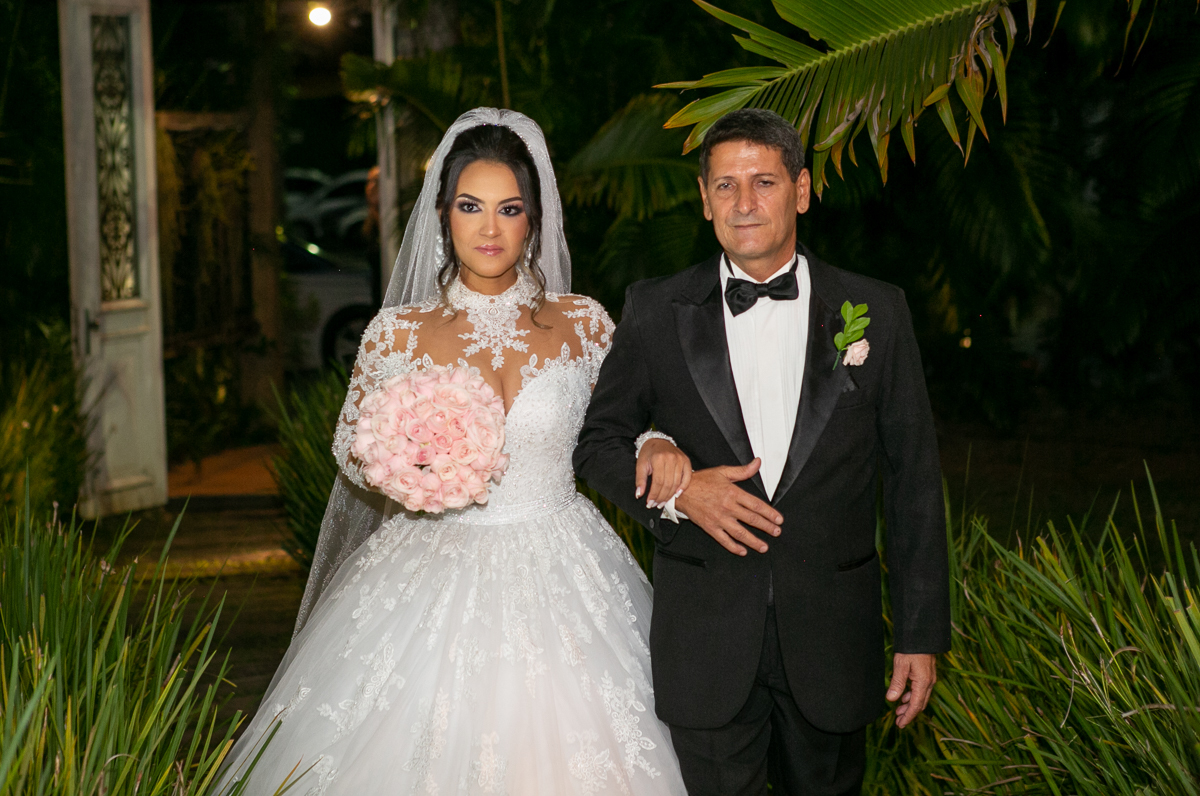 Vestido de noiva com gola bordada em casamento realizado o bistrô 160-campo grande/RJ