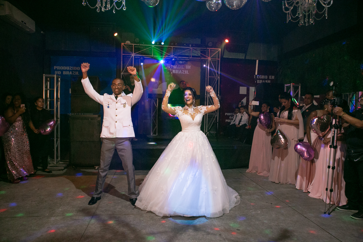 Noivos na pista de dança fazendo abertura da festa em Bistrô 160-Campo Grande RJ