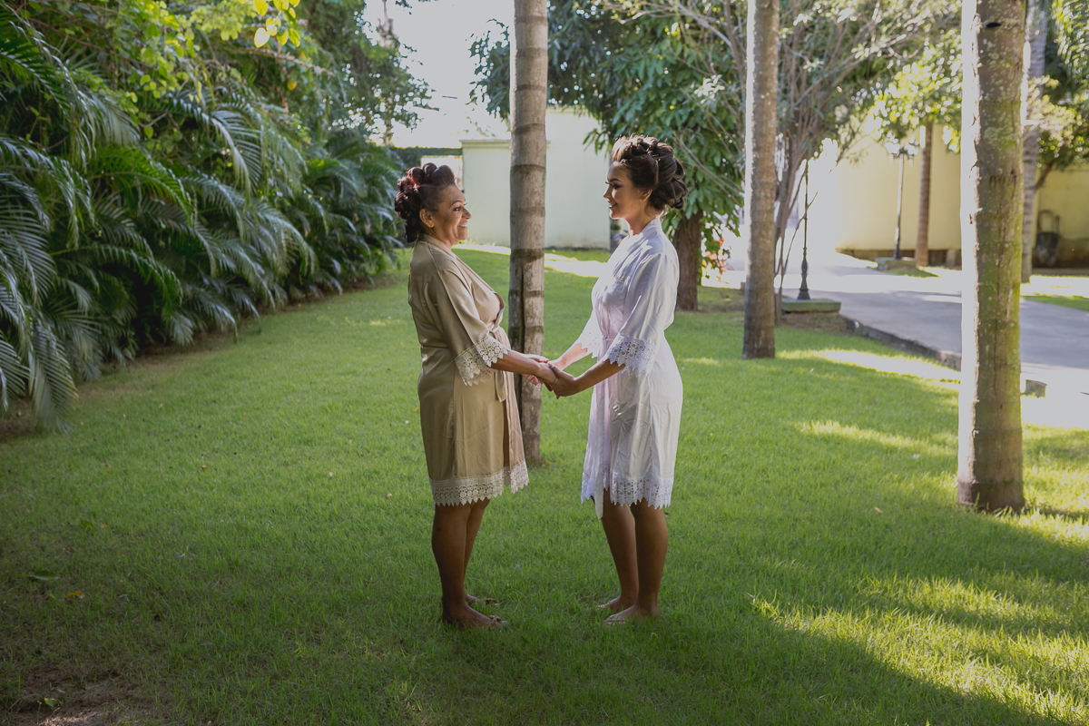 Mãe e filha de mãos dadas em preparativos e making-of na casa bistrô 160-Campo Grande-RH