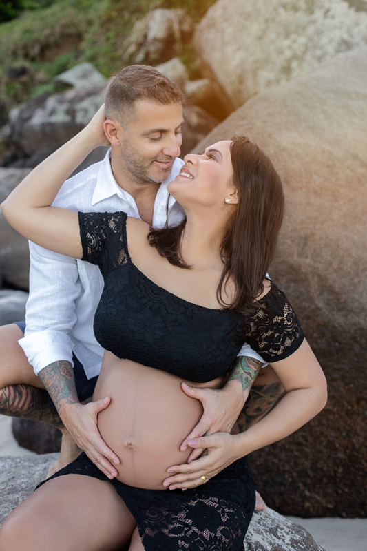 chamego entre gestante e seu esposo em ensaio fotográfico externo-rj