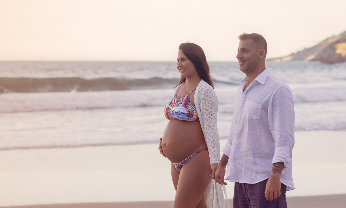 casal caminhando em ensaio gestacional/RJ