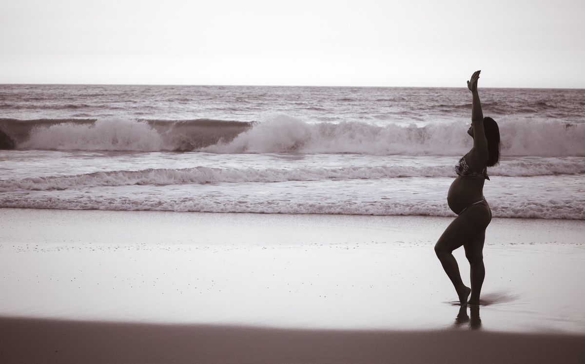 Contemplando a natureza em ensaio fotográfico externo de gestante na praia/RJ