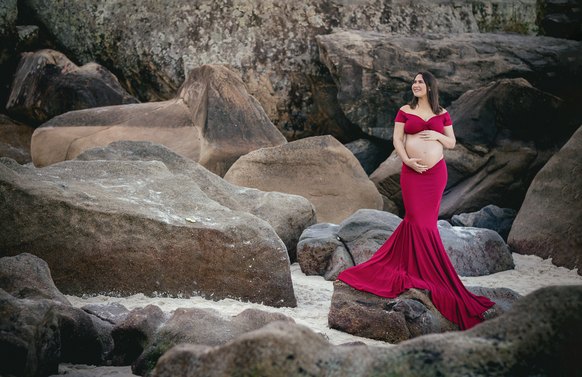 gestante em ensaio externo na praia em pedras-prainha-rj