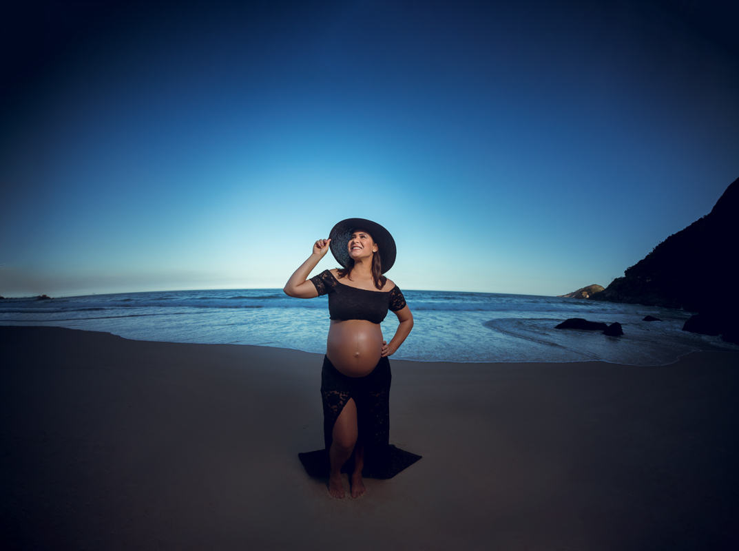 gestante fazendo pose em ensaio fotográfico externo em praia do RJ