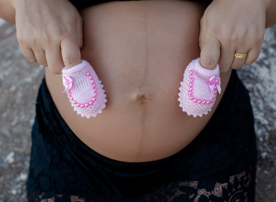 sapatinho rosa na barriga em book fotográfico de gestante externo/rj