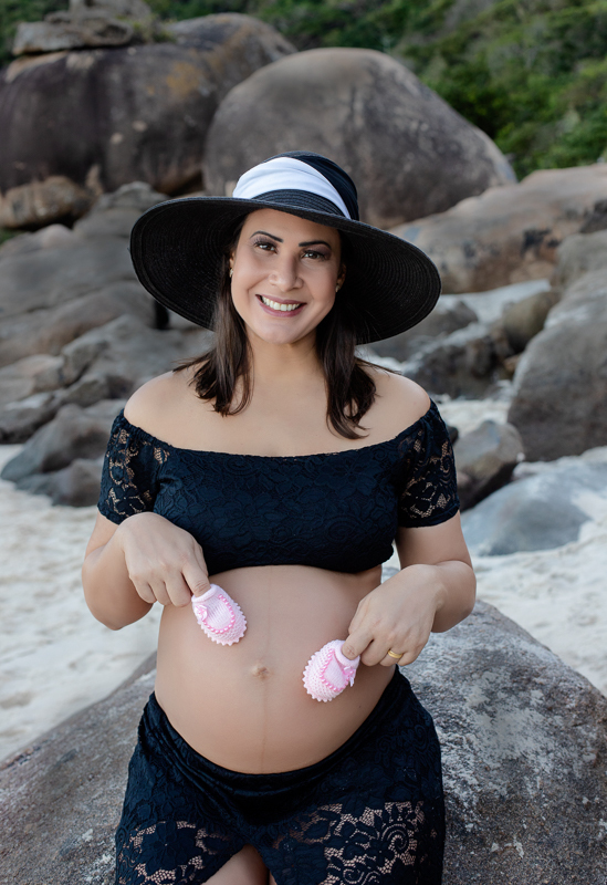 book fotográfico externo de gestante em praia no RJ