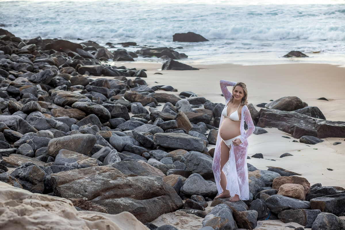 gestante  fazendo pose em ensaio externo em prainha-rj