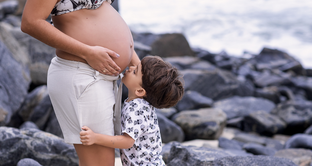 beijinho na barriga de filho primogênito em ensaio gestante externo em praia-prainha-rj