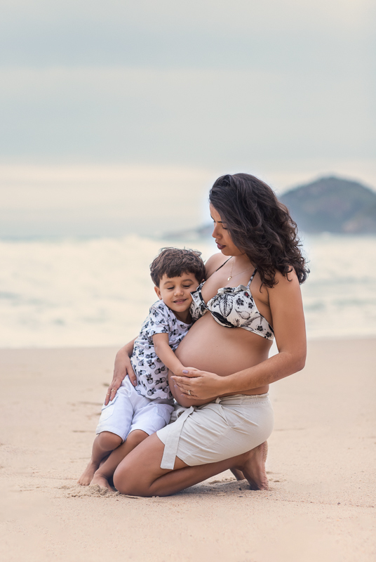 gestante posando junto com seu primogênio  em ensaio externo de gestante prainha/rj