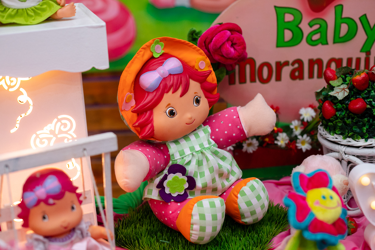 detalhe em mesa decorada tema baby moranguinho baby em filhão festa- vila valqueire RJ 