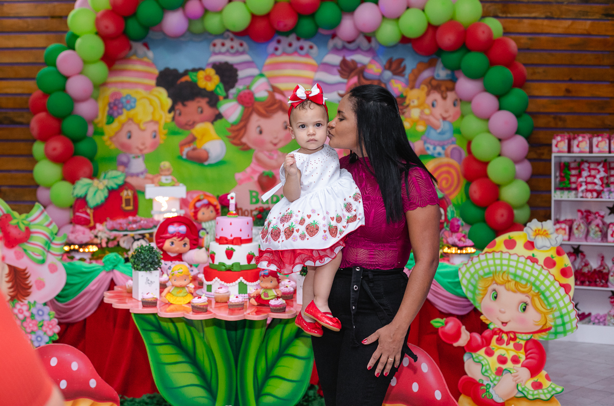 Festa de 1 ano- baby moranguinho em casa de festas filhão-valqueire RJ