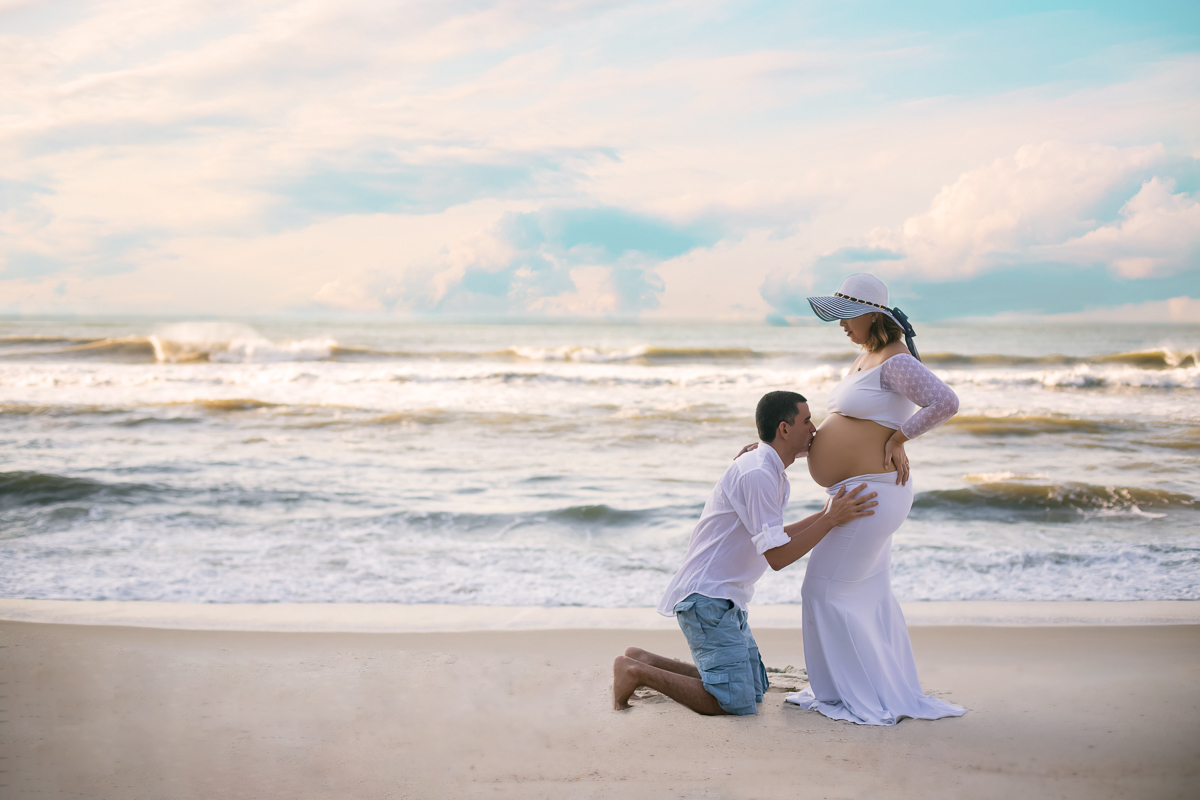 esposo beijando a barriguinha  em ensaio externo de gestante RJ