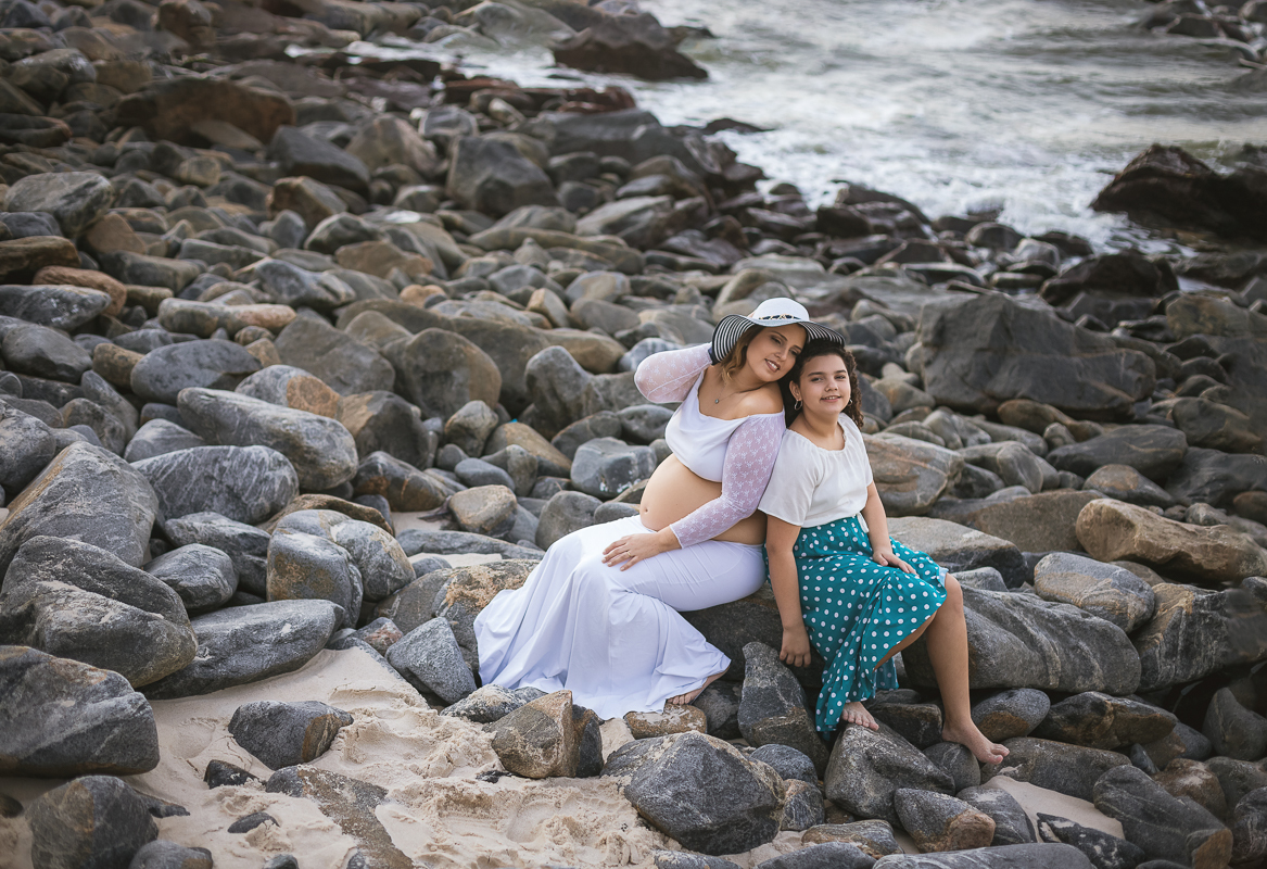 gestante sentada sobre as pedras em ensaio externo em prainha-RJ