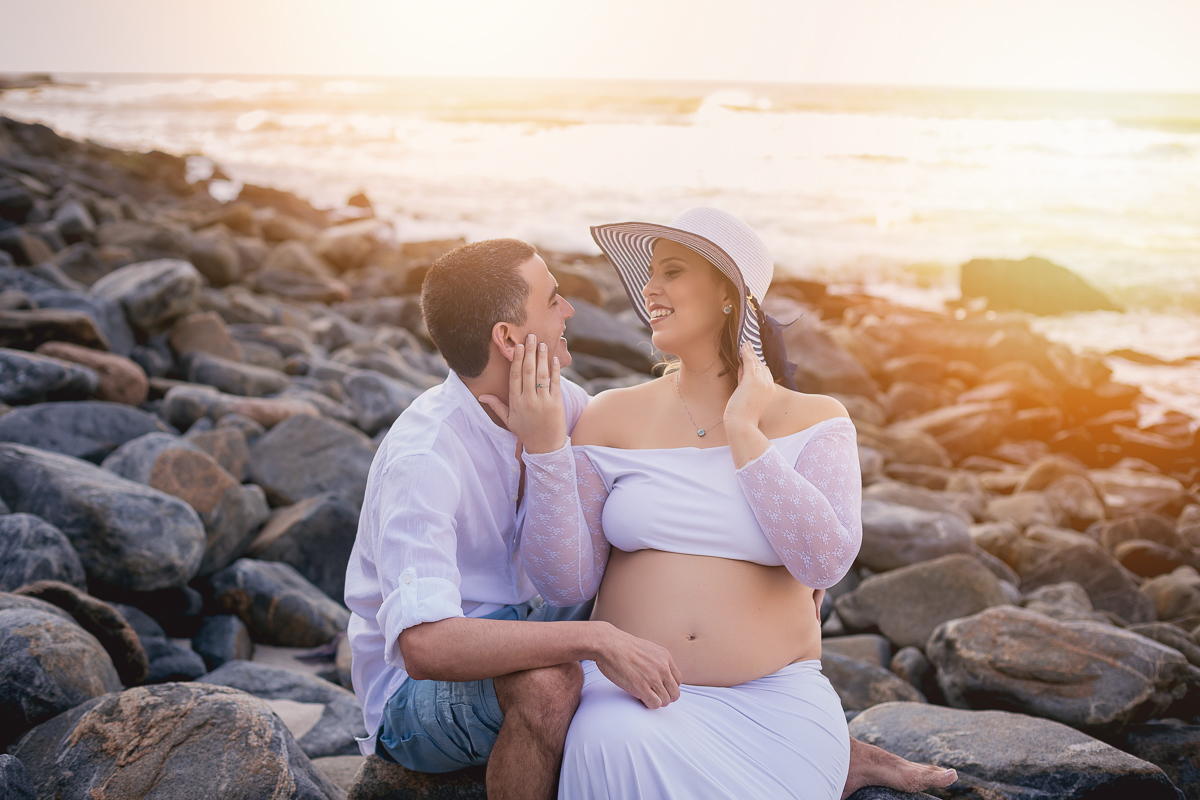 fotografia de gestante junto com seu esposo em momento romântico em ensaio externo-prainha-RJ