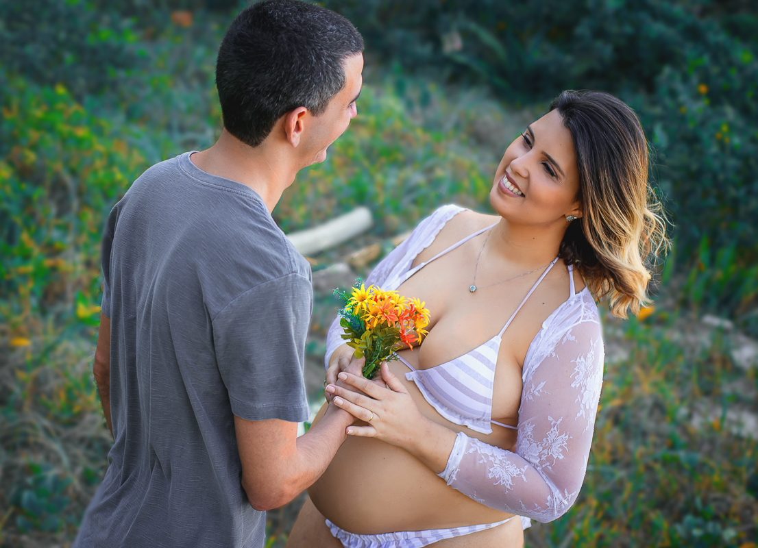 fotografia afetiva esposo oferece flor a esposa em ensaio de gestante externo/RJ