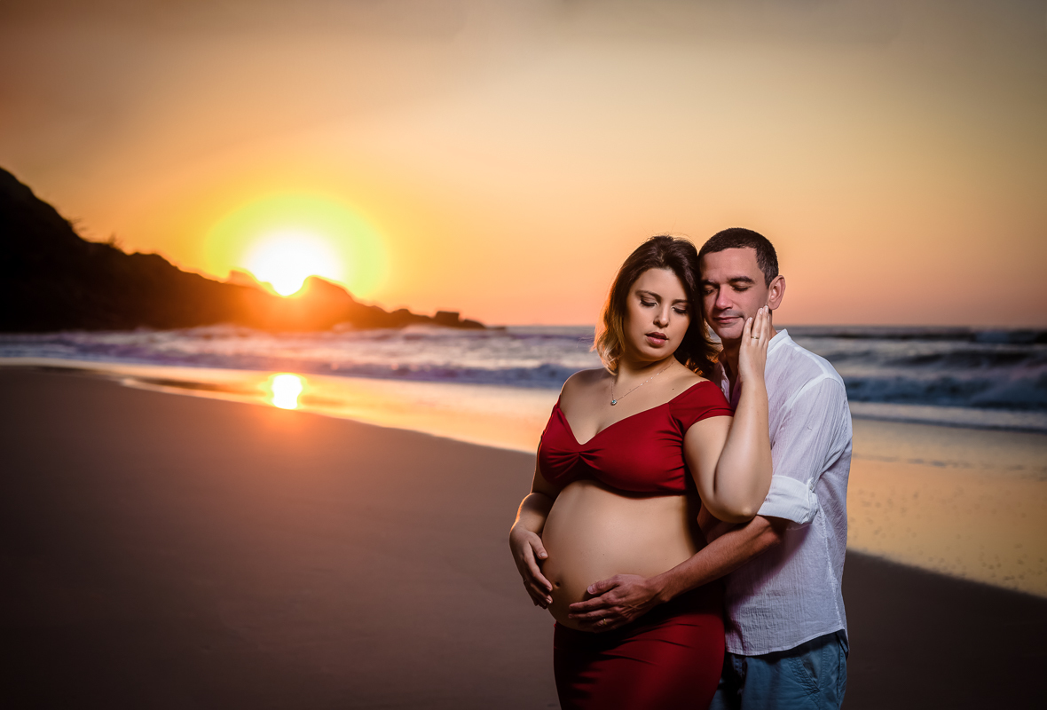 fotografia de gestante em nascer do sol-ensaio externo-prainha RJ